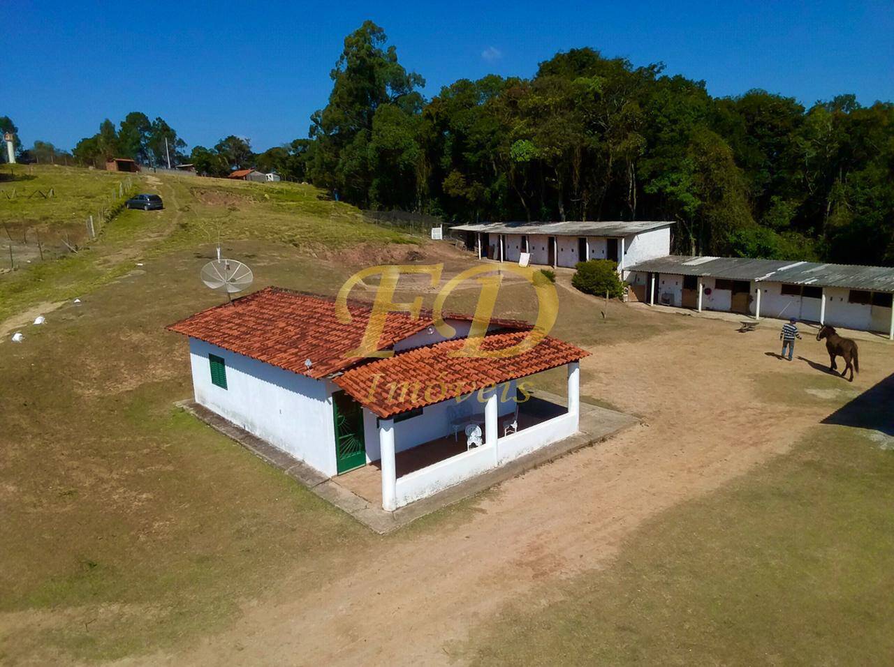 Chácara à venda com 2 quartos, 250m² - Foto 1