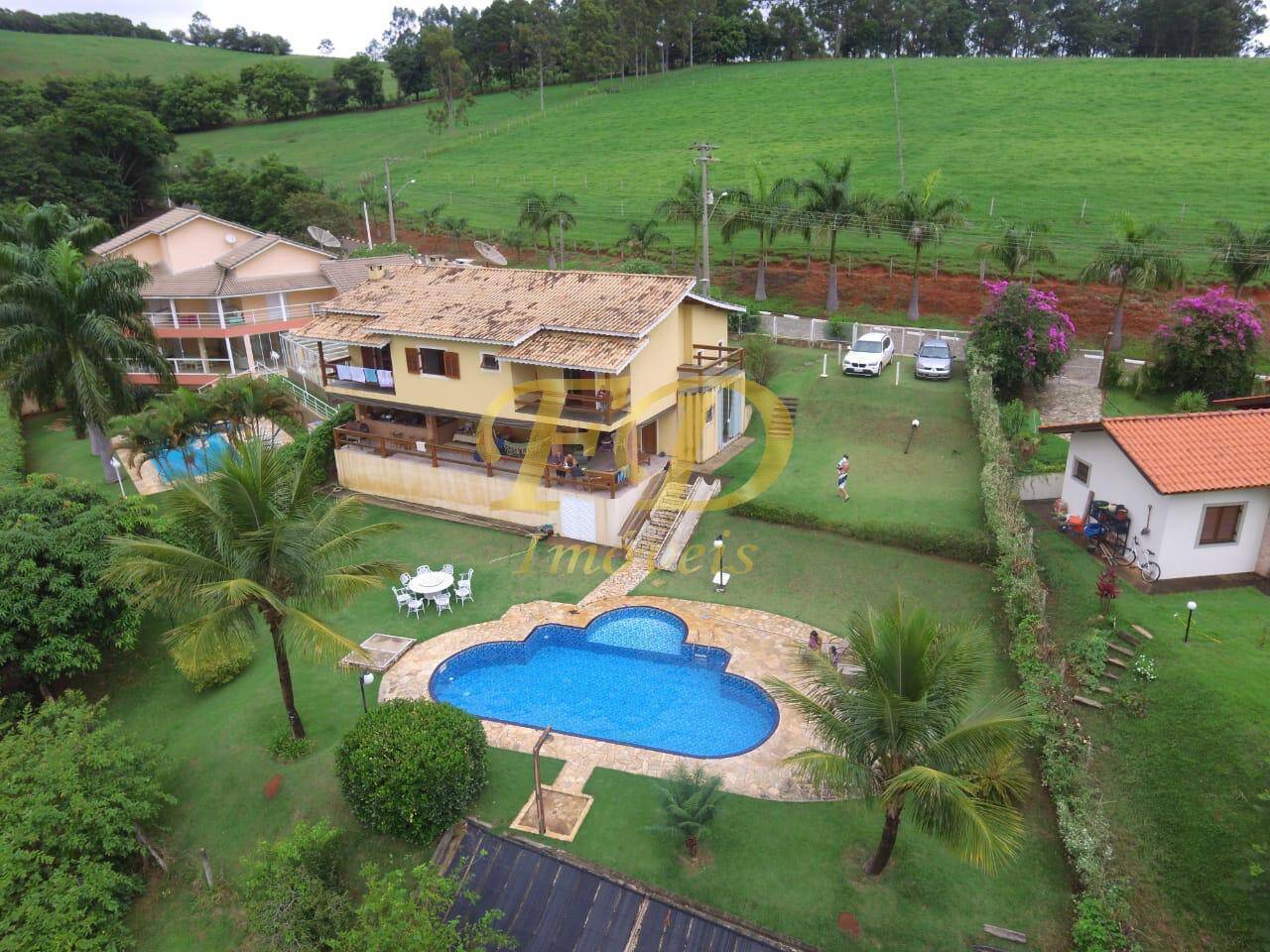 Chácara à venda com 4 quartos, 380m² - Foto 1
